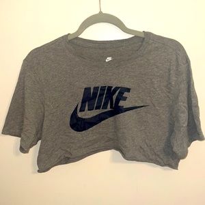 Cropped Nike shirt